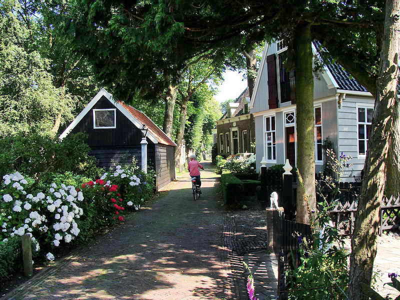 Broek in Waterland, schilderachtig straatje, 12-7-2014