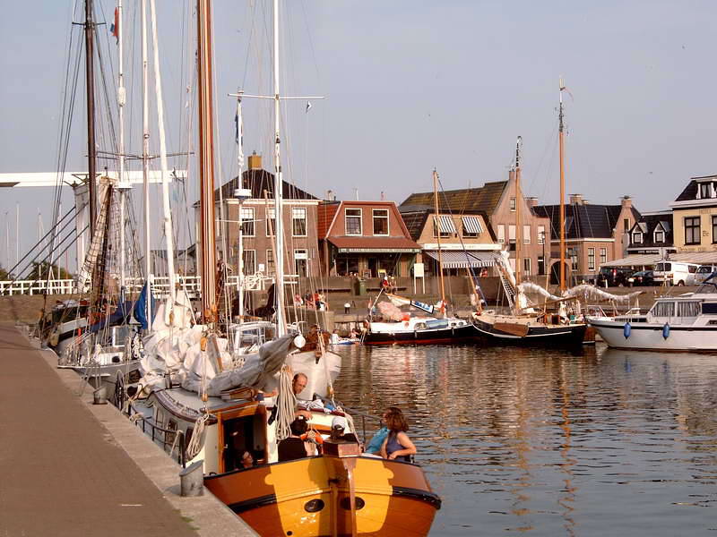 Stavoren, haven en o.a. eetcaf&eacute; 'De Visserman' en hotel 'De Vrouwe van Stavoren, 29-7-2004