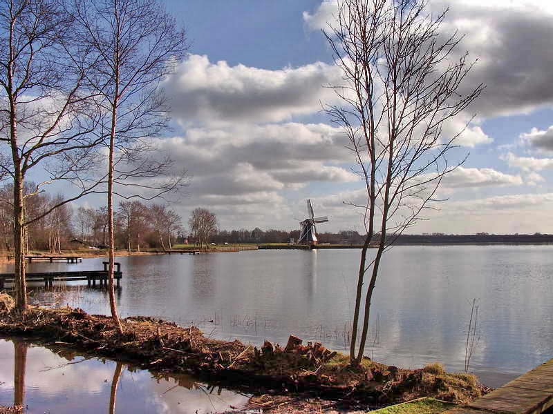 Haren, poldermolen 'De Helper', aan de oostoever van het Paterswoldsemeer (Hoornsedijk), 11-3-2015