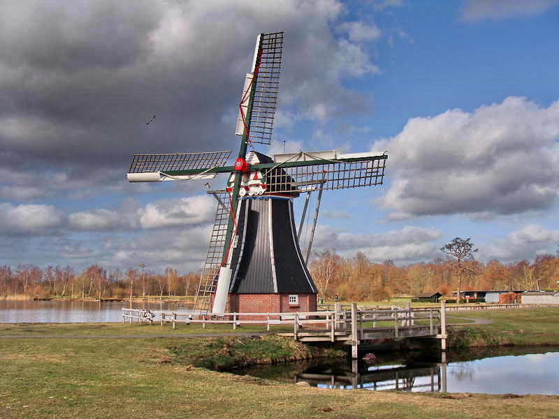 Haren, poldermolen 'De Helper', aan de oostoever van het Paterswoldsemeer (Hoornsedijk), 11-3-2015