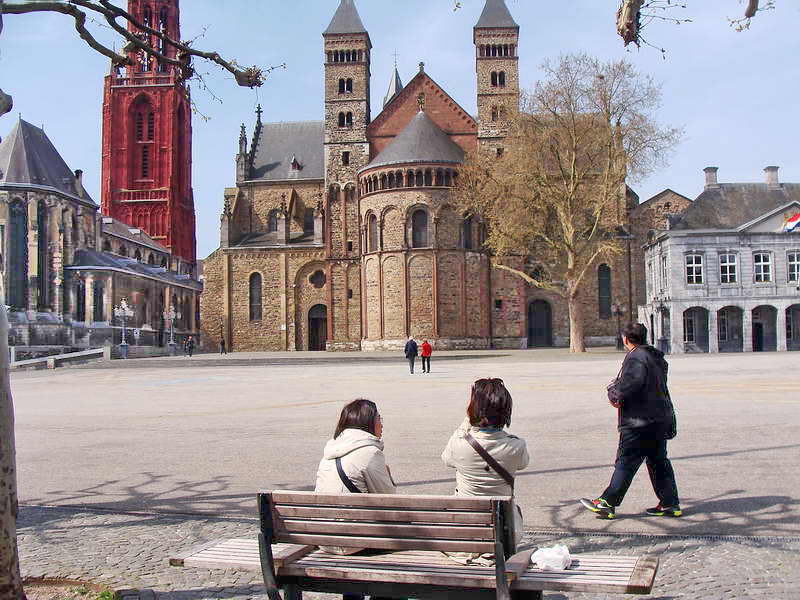Maastricht, links de Sint-Janskerk, rechts de Sint-Servaasbasiliek, 19-4-2015