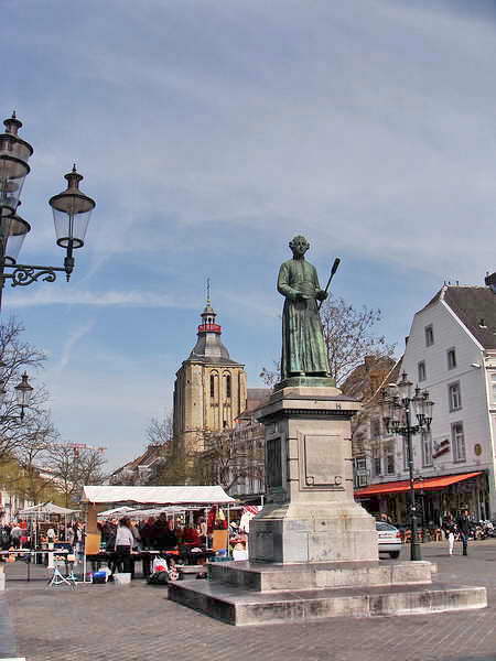 Maastricht, standbeeld Jan Pieter Minckel(e)ers (1748-1824), uitvinder 'lichtgas' (gasverlichting), aan het beeld brandt 'eeuwig' vuur, 19-4-2015