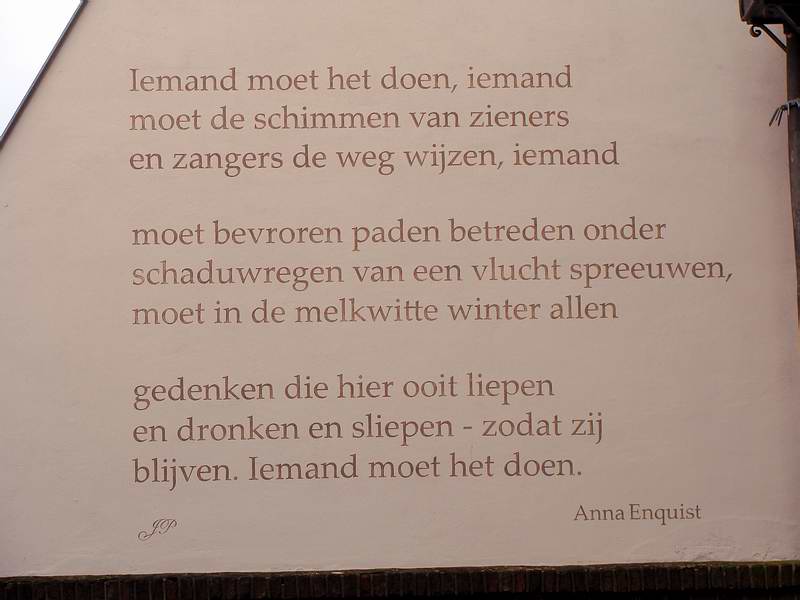 Naarden-Vesting, gedicht Anna Enquist, aan de gevel van een huis, 22-11-2013 Naarden-Vesting, gedicht Anna Enquist, aan de gevel van een huis, 22-11-2013