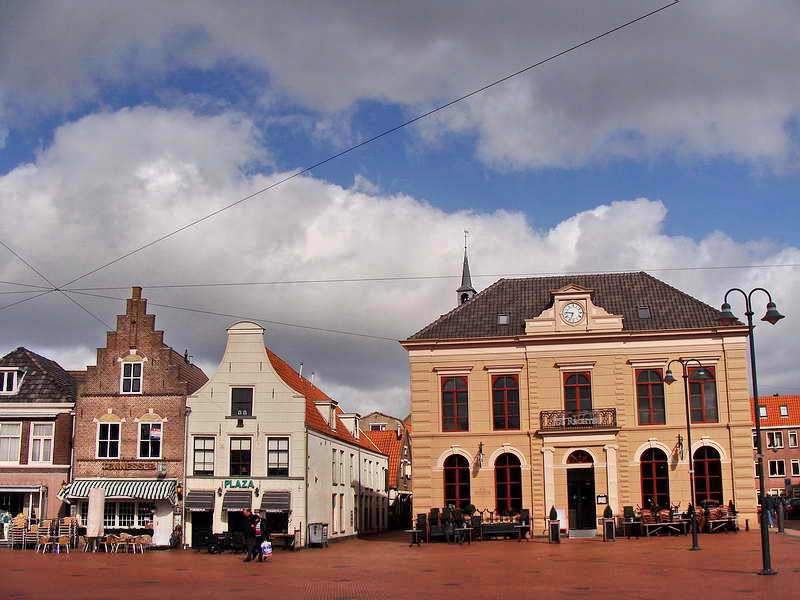 Steenwijk, Markt, rechts het herbouwde Grand café 'De Rechter', 30-3-2015 Steenwijk, Markt, rechts het herbouwde Grand café 'De Rechter', 30-3-2015