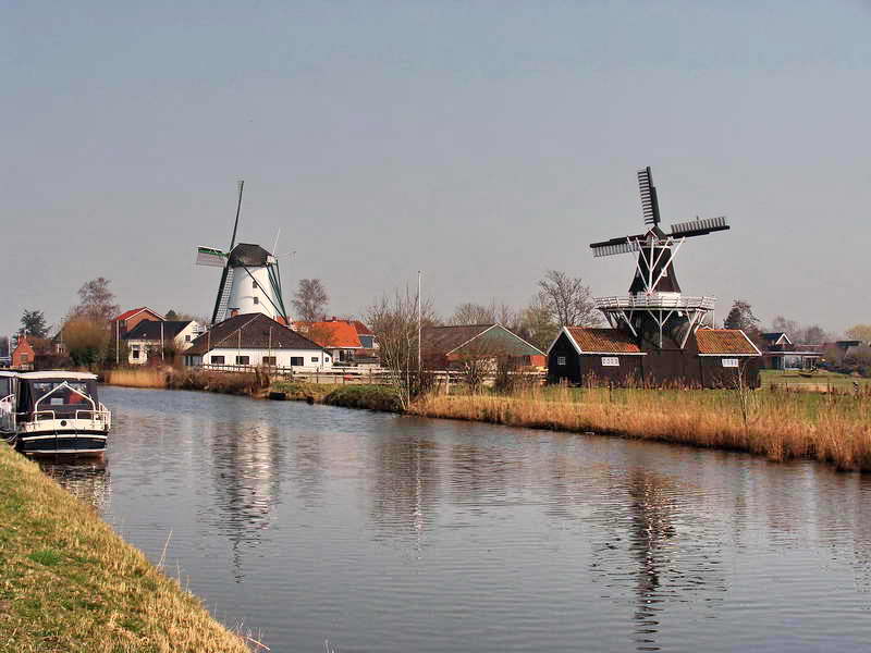 Ten Boer, v.l.n.r. de 'Widde meuln' en de 'Bovenrijge', 19-3-2015