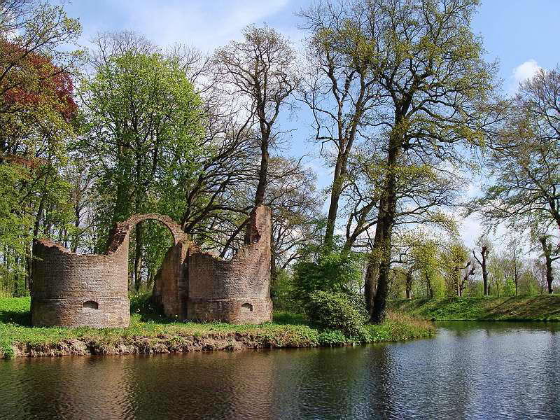 Vollenhove, ru&iuml;ne kasteel Toutenburg op landgoed Oldruitenborgh, 5-5-2013