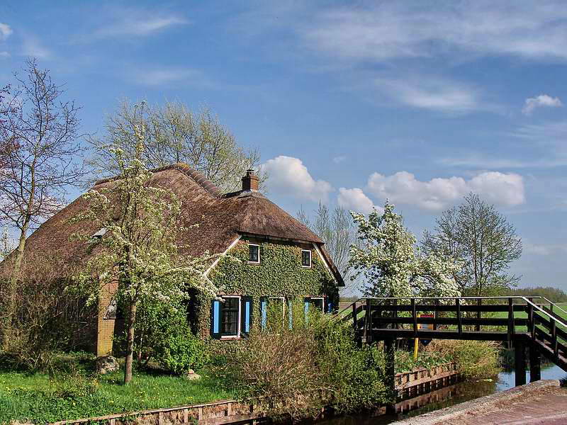 Wanneperveen, woonhuis met kameelrug en met loopbrug, 5-5-2013